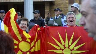 Опозицията в Скопие сваля правителството на Заев с нови протести
