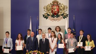 Премиерът акад Николай Денков връчи грамоти на ученици и техните