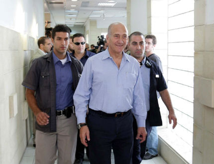 Бившият израелски премиер Ехуд Олмерт бе признат за виновен в корупция 