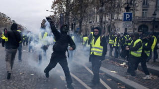 Французите излизат на масов протестен марш в Париж срещу пенсионните промени