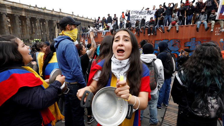 Колумбия наложи комендантски час на фона на протести 