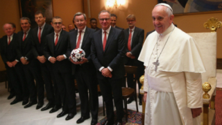 Байерн дарява 1 млн. евро на Папата
