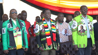 Президентът на Зимбабве Емерсън Мнангагва оцеля при бомбено нападение в
