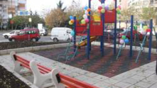 Свлачище затрупа детска площадка в Пловдив