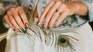 Нокти с глазура така доста често наричат една от