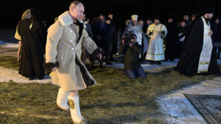 Путин скочи в леденостудена вода на Богоявление