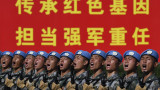  Китай изважда огромните оръжия на рождения си ден 