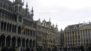 Брюксел атакува таксите на банките 