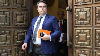 Асен Василев: Няма нарушения на "Лукойл" в рафинерията в Бургас