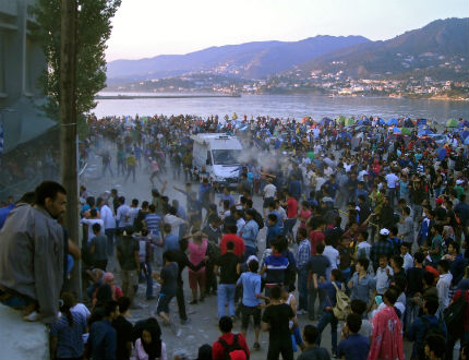  Сблъсъци между бежанци и полиция на гръцкия остров Лесбос