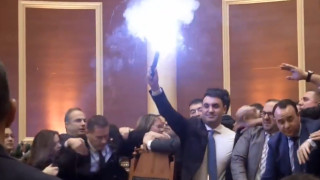 Хаос напрежение и открита конфронтация между управляващи и опозиция белязаха