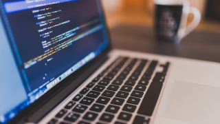 Продължава двуцифреният ръст на приходите в софтуерния сектор но темпото