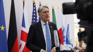 Финансовият министър на Великобритания Филип Хамънд подаде оставка пише Гардиън