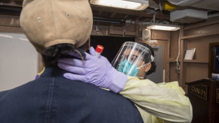 В Гуам са свикнали с американски войски, но се страхуват от заразени моряци