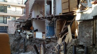Изкопни дейности в съседен имот срутиха стена на жилищна сграда