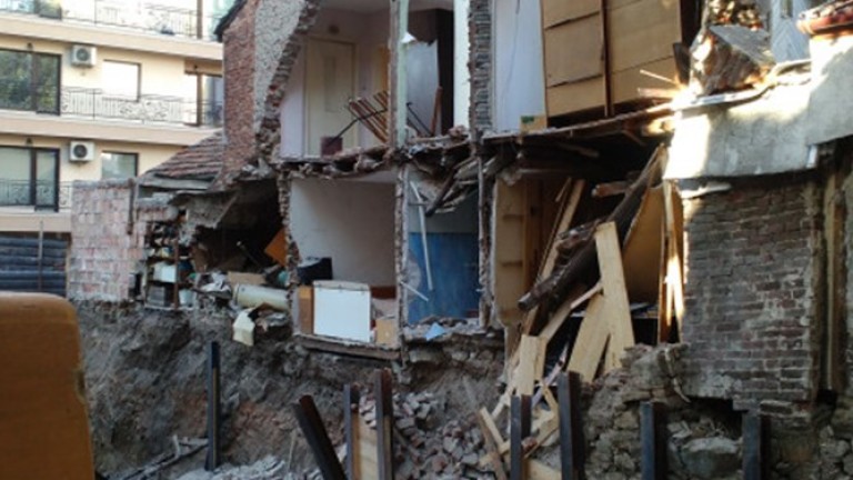 Стена от къща пропадна в изкоп в центъра на Пловдив