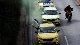 Таксиметрови шофьори в Гърция излизат на стачка, възможни са блокади на летищата