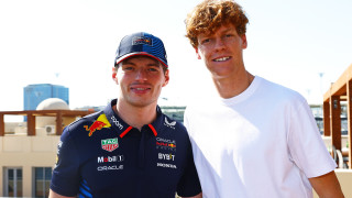 Яник Синер беше заснет на видео как мие луксозен спортен