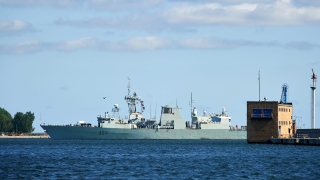 Канадска фрегата акостира във Варна за военни учения