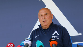 С група от 17 футболисти временният треньор на Левски Георги