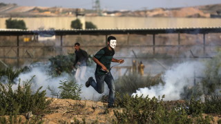 Най малко 37 палестинци са били ранени при поредни сблъсъци с