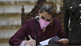 Консервативният временен президент на Боливия Жанин Аньес оттегли кандидатурата си