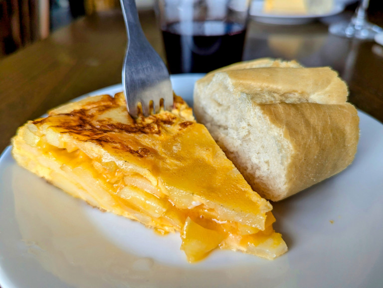 Бихме добавили прясна салата към тортилята