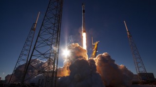 Частната компания SpaceX основана от Илън Мъск успешно изведе в