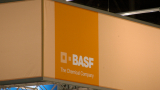 Слуховете за включване на BASF в битката за DuPont сринаха акциите на компанията