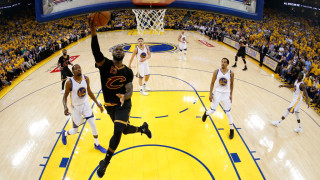 Двата най силни отбори през миналия сезон в НБА загубиха неделните