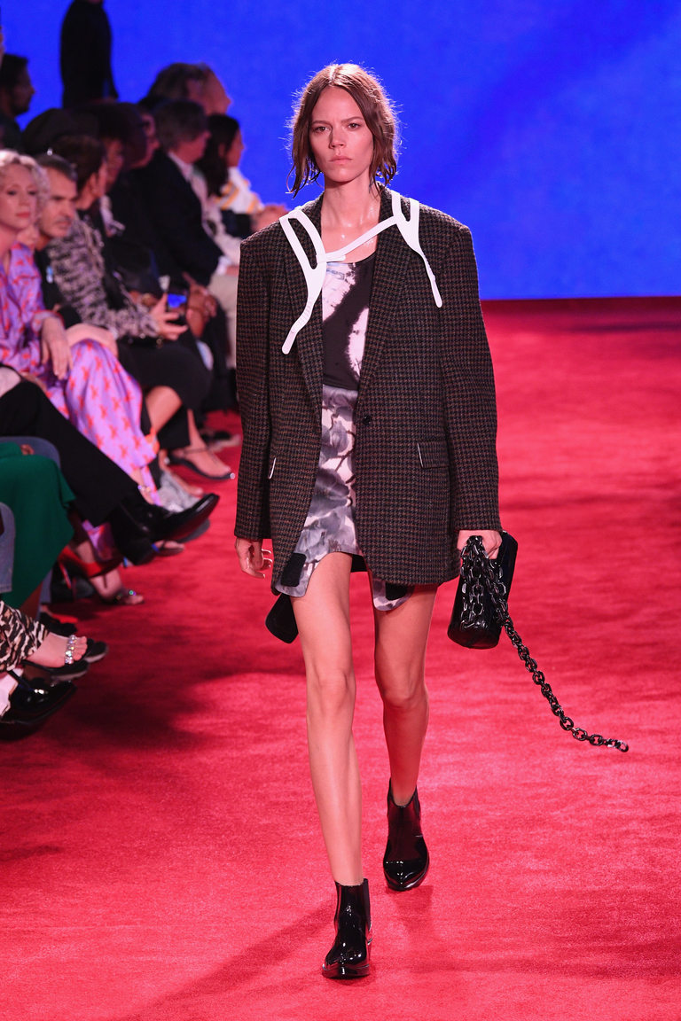 Модел от сбирка пролет 2019 на Симънс за Calvin Klein