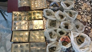 Криминалисти иззеха 26 торби с антични предмети от имот в Нови пазар