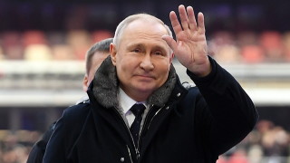 Руският президент Владимир Путин говори на стадион Лужники на концерт