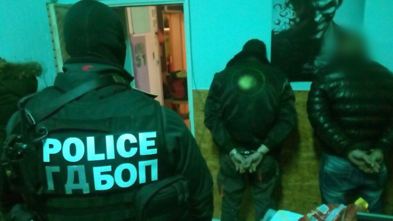Задържаха трима наркопласьори на кокаин, амфетамини и марихуана във Варна
