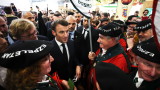 Макрон продължава да защитава спорната пенсионна реформа във Франция