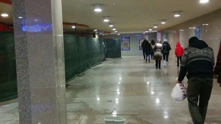 Покривът на метростанция "НДК" пак протече