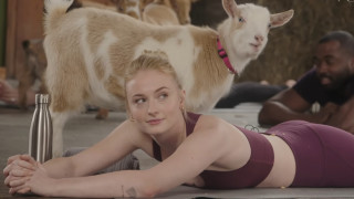 Какво прави Софи Търнър с коза на гърба си
