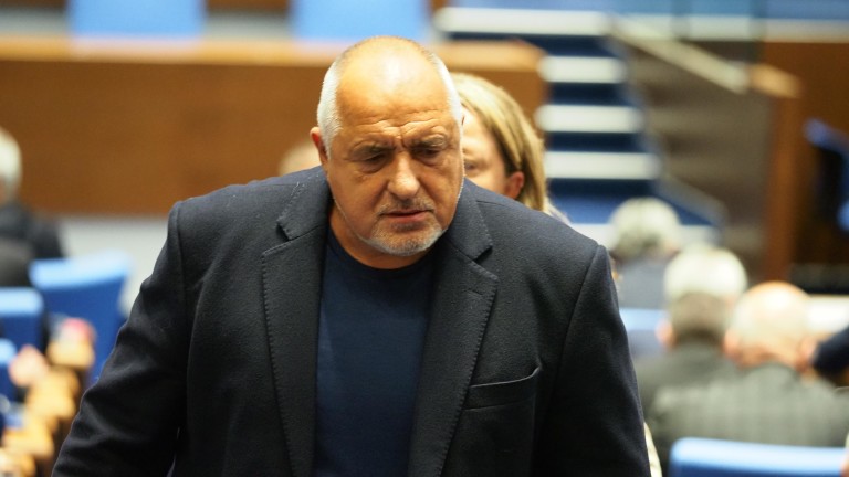 Лидерът на ГЕРБ Бойко Борисов се подписа под за оставката