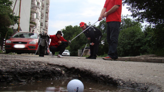 Младите в БСП играха голф по дупките на бул. Бойко Борисов