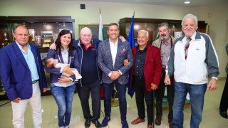 Емоционално с много усмивки закачки и позитивна енергия Така премина