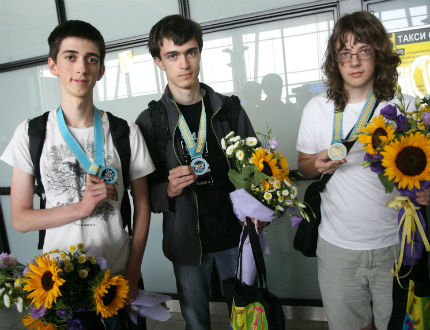 Златен и два сребърни медала донесоха от Казахстан млади информатици