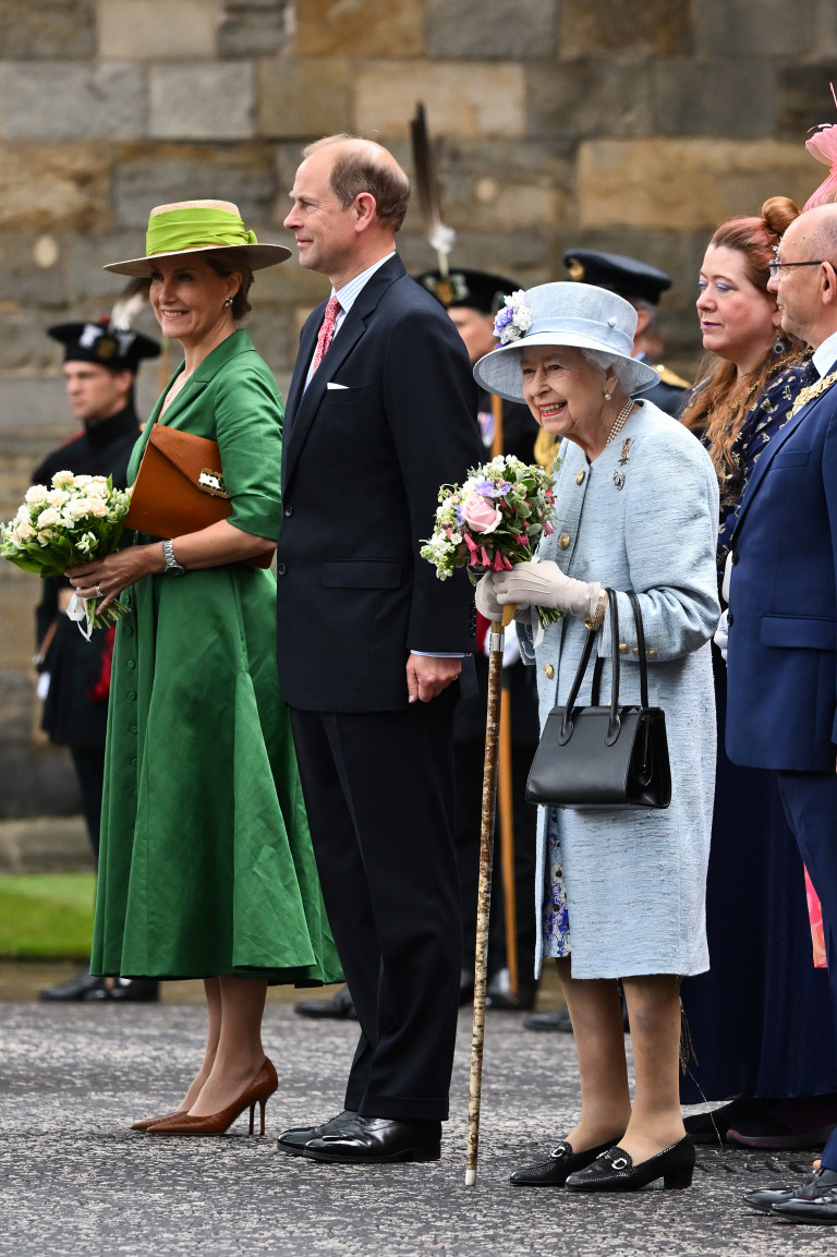 Принц Едуард със съпругата си (вляво) и майка си кралица Елизабет