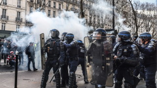 Шестият ден на парижката демонстрация срещу пенсионната реформа беше белязан