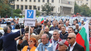 Автоинструктори блокират центъра на София по обяд