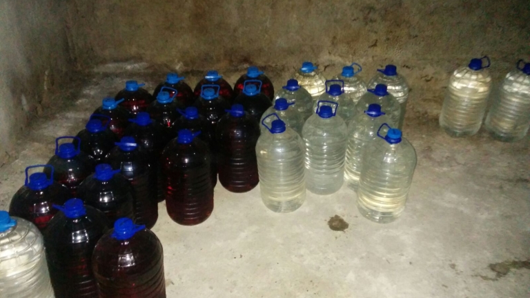 Митничари откриха тайна изба с половин тон нелегален алкохол в Карнобат 