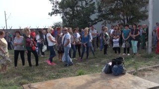 Стотици работници от "Винпром Карнобат" блокираха жп линията Бургас - София