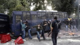  Сълзотворен газ против протестиращи учители в Атина 