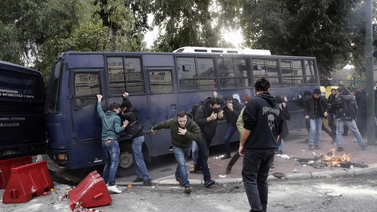 Сълзотворен газ срещу протестиращи учители в Атина