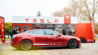 Tesla ще продава коли само по интернет