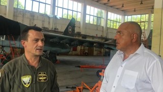 Борисов очаква скоро да започне ремонтът на изтребителите Су-25